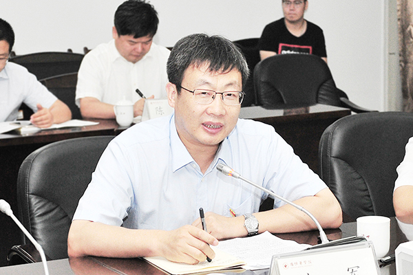 我校副校长，挂职青岛大学党委常委、副校长刘军主持签约仪式