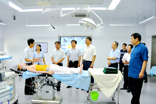 夏东伟一行参观我校国家级虚拟仿真实验教学中心