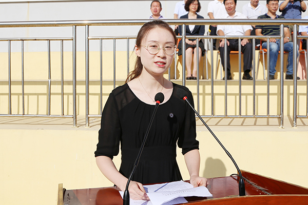 在校生代表刘金梦同学发言