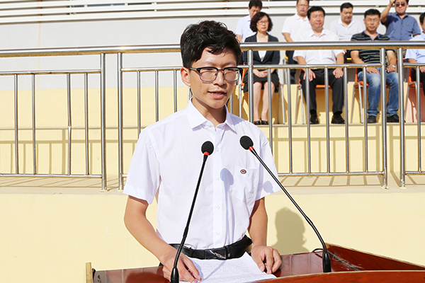本科生新生代表董晓雯同学发言