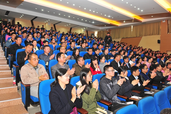报告会现场