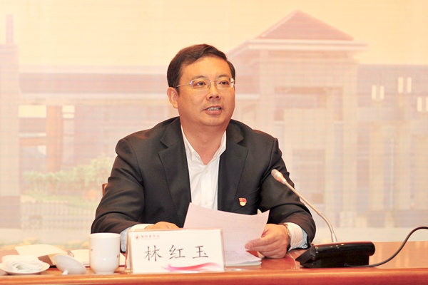 潍坊市委常委、市委组织部部长林红玉主持主持报告会