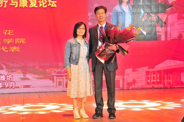 我校学生代表向秦泗河教授献花 我校学生代表向秦泗河教授献花