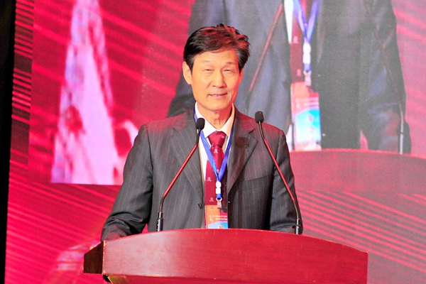 我校71级校友、北京校友会会长、国家康复医院矫形外科主任秦泗河教授讲话 我校71级校友、北京校友会会长、国家康复医院矫形外科主任秦泗河教授讲话