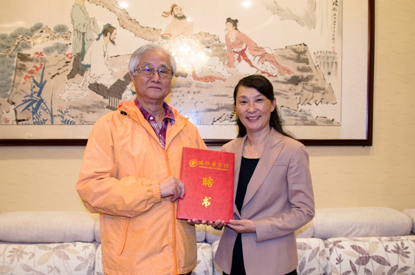 校长管英俊为郭键勋博士颁发聘书